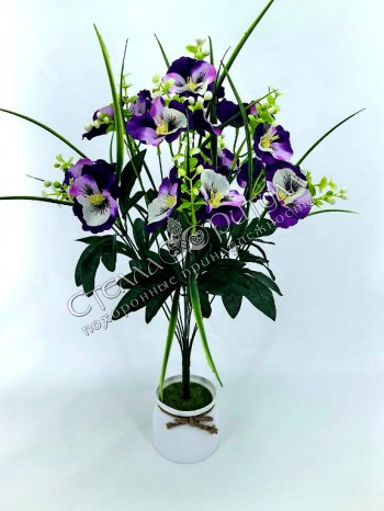 Букет Анютины глазки с осокой оптом в магазине ритуальных товаров